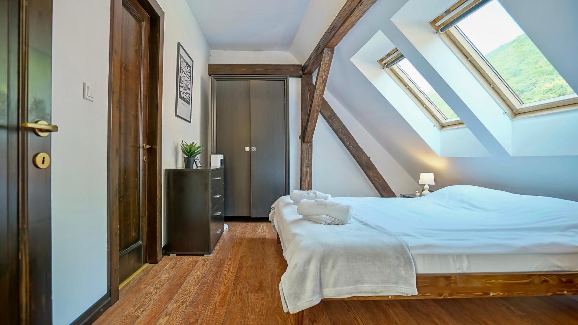 Rooftop Proprety With Large Terrace & Stunning Views - דירה *